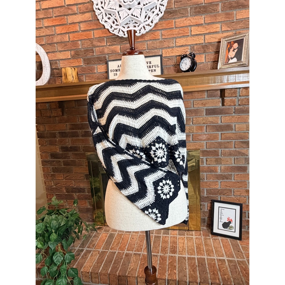 New View Sweater Womens Black White Crochet Chevron Floral Cropped S/M